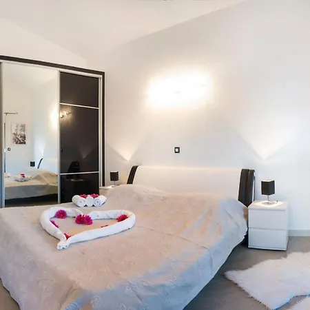 Villa Novi Stafilic Sleeps 12 With Pool Air Con And Wifi *