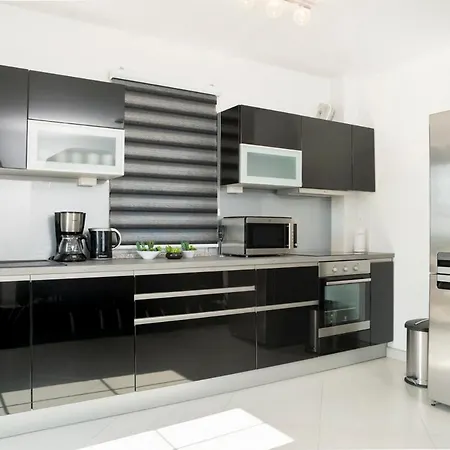 Villa Novi Stafilic Sleeps 12 With Pool Air Con And Wifi Kaštela