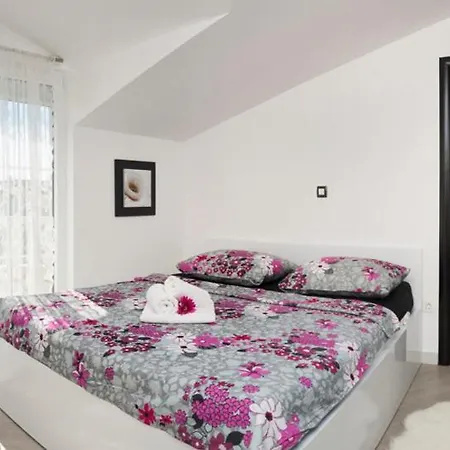 Villa Novi Stafilic Sleeps 12 With Pool Air Con And Wifi Kaštela