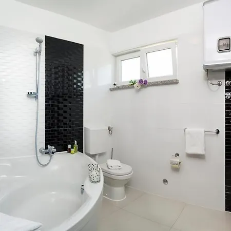 Villa Novi Stafilic Sleeps 12 With Pool Air Con And Wifi Kaštela