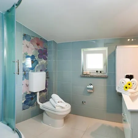 Villa Novi Stafilic Sleeps 12 With Pool Air Con And Wifi